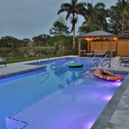 Lakefront Getaway In Sunny Florida With Heated Pool